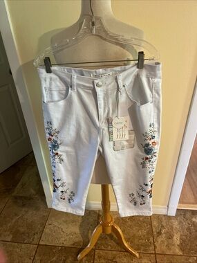 9TH & MAIN  White Skinny Stretch Capri Embroidered Jean  Mid Rise  Size 16 NWT